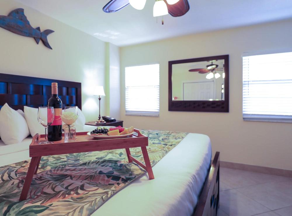 Standard One-Bedroom Suite with Partial Ocean View interior